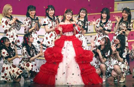 　メンバーに囲まれ笑顔を見せるＡＫＢ４８・村山彩希（撮影・佐々木彰尚）