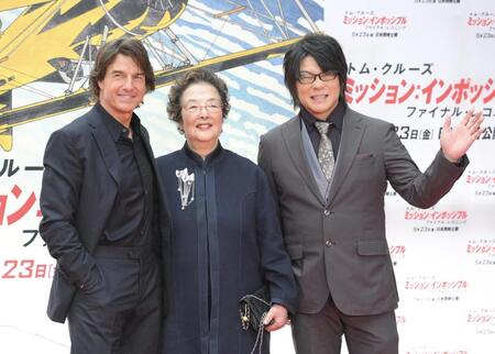 　戸田奈津子氏（中央）、吹き替えを務めた森川智之（右）とともに笑顔のトム・クルーズ（撮影・伊藤笙子）