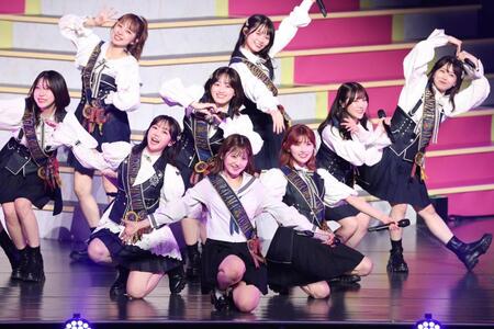 　峯岸みなみ（前列左から２人目）、岡田奈々（前列右）と共演する村山彩希（撮影・佐々木彰尚）