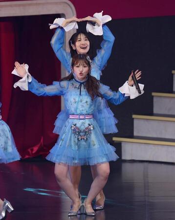 　柏木由紀（上）と共演する村山彩希（撮影・佐々木彰尚）