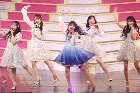 　ファンを魅了するＡＫＢ４８・村山彩希（中央）＝撮影・佐々木彰尚