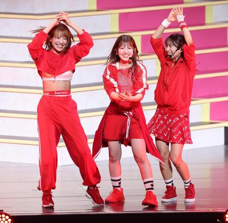 　ＮＭＢ４８・小嶋花梨（左）、斉藤真木子（右）と一緒に踊るＡＫＢ４８・村山彩希（撮影・佐々木彰尚）