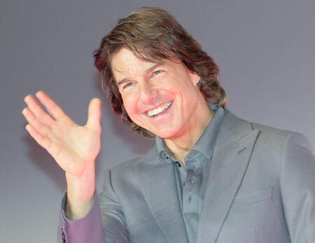 　笑顔で手を振るトム・クルーズ（撮影・棚橋慶太）