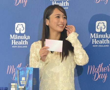 　マヌカヘルス社「母の日ポップアップイベント」に登場、家族からの手紙を送られて感激する近藤千尋