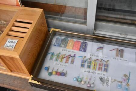 　境内で売られているメンバーカラーのお守り