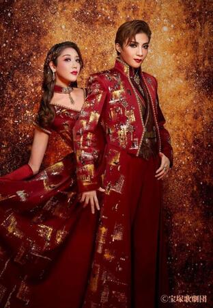 　宝塚月組全国ツアー『花の業平～忍ぶの乱れ～／ＰＨＯＥＮＩＸ　ＲＩＳＩＮＧ－ＩＮ　ＴＨＥ　ＭＯＯＮＬＩＧＨＴ－』　ⓒ宝塚歌劇団