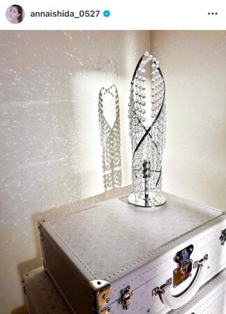 　ヴィトンのトランクが置き台ｗ　石田安奈のインスタグラム＠ａｎｎａｉｓｈｉｄａ＿０５２７より