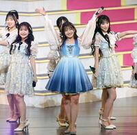 　声援に応えるＡＫＢ４８・村山彩希（中央）＝撮影・佐々木彰尚