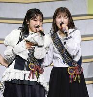 　峯岸みなみ（左）と歌唱するＡＫＢ４８・村山彩希
