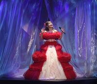 手を振る村山彩希＝東京ガーデンシアター（撮影・佐々木彰尚）