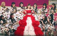 　メンバーに囲まれ笑顔を見せるＡＫＢ４８・村山彩希（撮影・佐々木彰尚）