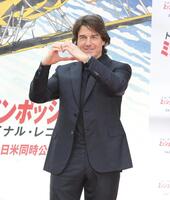　ハートマークを作るトム・クルーズ（撮影・伊藤笙子）