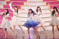 　ファンを魅了するＡＫＢ４８・村山彩希（中央）＝撮影・佐々木彰尚