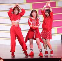 　ＮＭＢ４８・小嶋花梨（左）、斉藤真木子（右）と一緒に踊るＡＫＢ４８・村山彩希（撮影・佐々木彰尚）