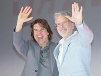 　クリストファー・マッカリー監督（右）と客席に向かい手を振るトム・クルーズ（撮影・棚橋慶太）