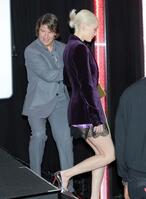 　会見を終え、ポム・クレメンティエフ（右）をエスコートするトム・クルーズ（撮影・棚橋慶太）