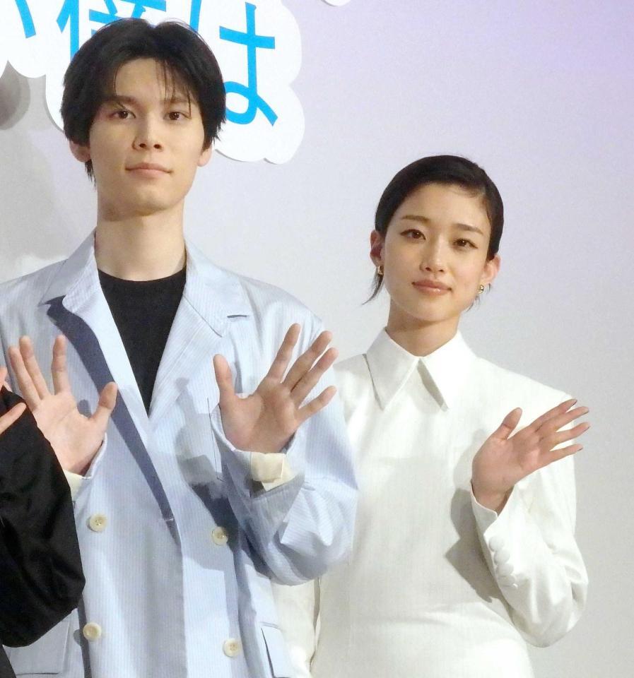 　手を振る萩原利久（左）と河合優実