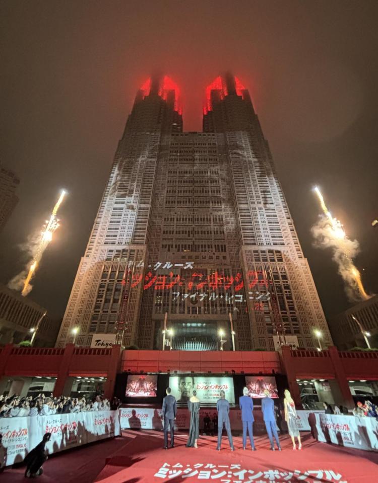 　プロジェクションマッピングで映画「ミッション：インポッシブル／ファイナル・レコニング」にジャックされた東京都庁（撮影・伊藤笙子）