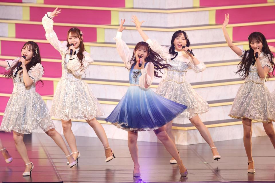 　ファンを魅了するＡＫＢ４８・村山彩希（中央）＝撮影・佐々木彰尚