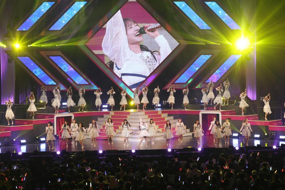 　卒業コンサートをするＡＫＢ４８・村山彩希（中央）＝撮影・佐々木彰尚