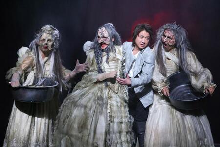 　最終通し稽古を行った藤原竜也（左から３人目）と吉田鋼太郎（同２人目）＝撮影・宮川舞子