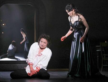 　最終通し稽古を行った藤原竜也（左）と土屋太鳳（撮影・宮川舞子）