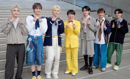 　「ゲッツ！」を決める（左から）谷口太一、田中笑太郎、福田歩汰、ダンディ坂野、大久保波留、寺尾香信、平本健