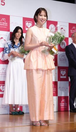 　ベストマザー賞を受賞し笑顔の鷲見玲奈アナ（撮影・金田祐二）