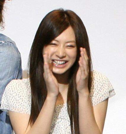 　ドラマ「ブザービート」試写会の舞台あいさつで笑顔の北川景子＝２００９年撮影