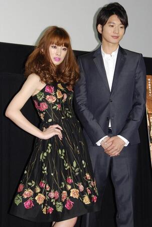 　舞台あいさつに登場した北川景子（左）と向井理＝２０１１年５月