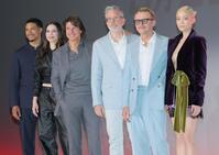 　来日記者会見を行った（左から）グレッグ・ターザン・デイヴィス、ヘイリー・アトウェル、トム・クルーズ、クリストファー・マッカリー監督、サイモン・ペッグ、ポム・クレメンティエフ（撮影・棚橋慶太）