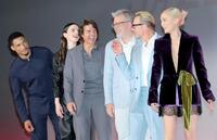 　トム・クルーズ（左から３人目）ら