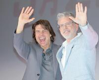 　クリストファー・マッカリー監督（右）と手を振るトム・クルーズ（撮影・棚橋慶太）