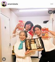 　母・竹下景子と。昨年４月の関口アナンのインスタグラム＠ａｎａｍｄａｄａより