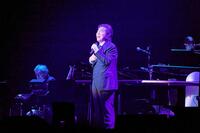 　６０周年コンサートで熱唱する布施明