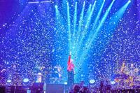 　６０周年コンサートのクライマックスで天をさし熱唱する布施明