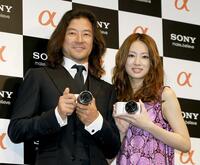 　デジタルカメラを手に笑顔を見せる浅野忠信（左）と北川景子＝２０１０年５月