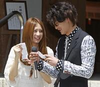 　恋みくじを引き笑顔を見せる北川景子（左）と岡田将生＝２０１０年５月