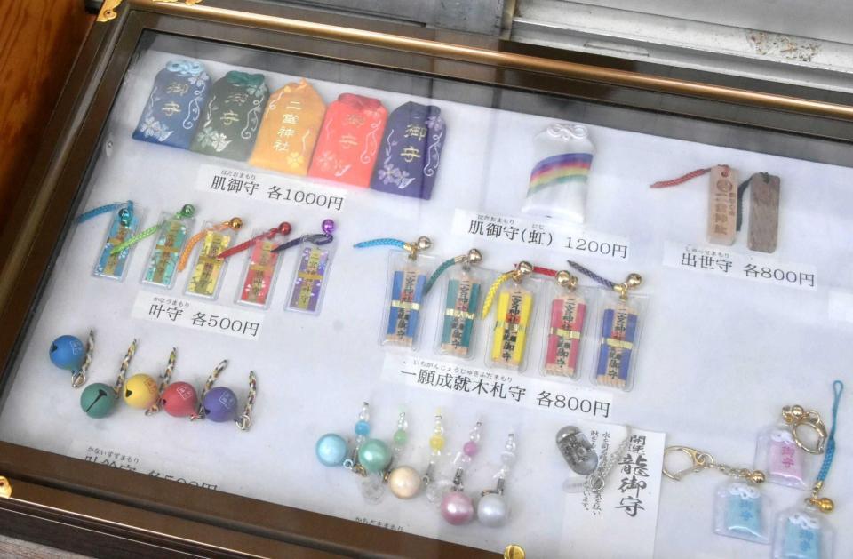 　境内で売られているメンバーカラーのお守り
