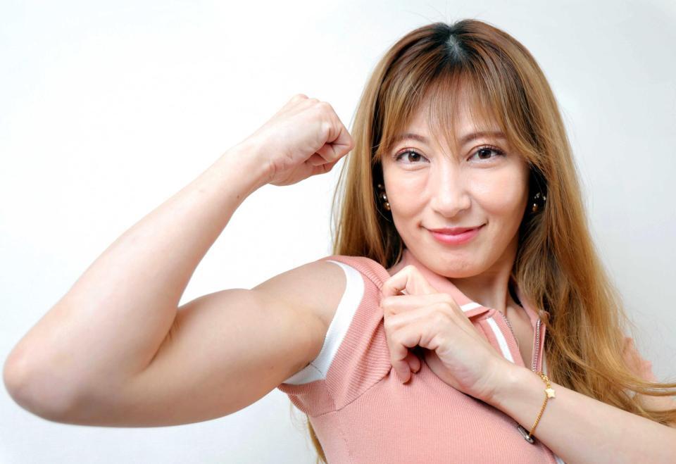 　鍛えられた上腕二頭筋を披露する熊田曜子