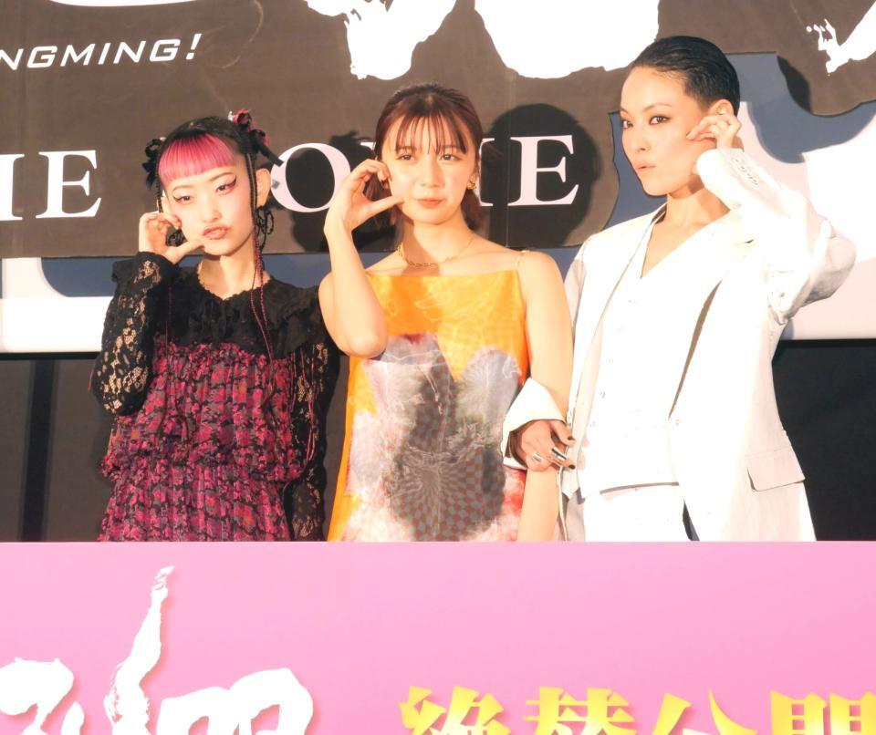 　かわいらしくハートポーズを作り撮影に応じた（左から）詩羽、上白石萌歌、菅原小春