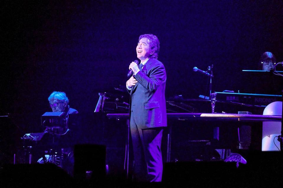 　６０周年コンサートで熱唱する布施明