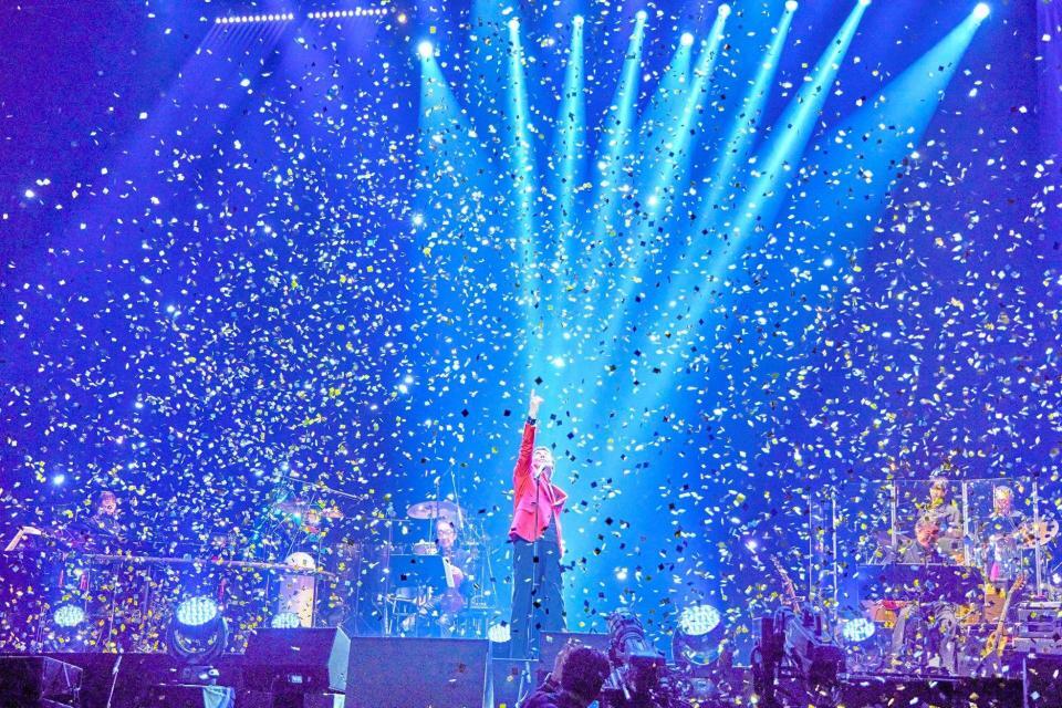 　６０周年コンサートのクライマックスで天をさし熱唱する布施明