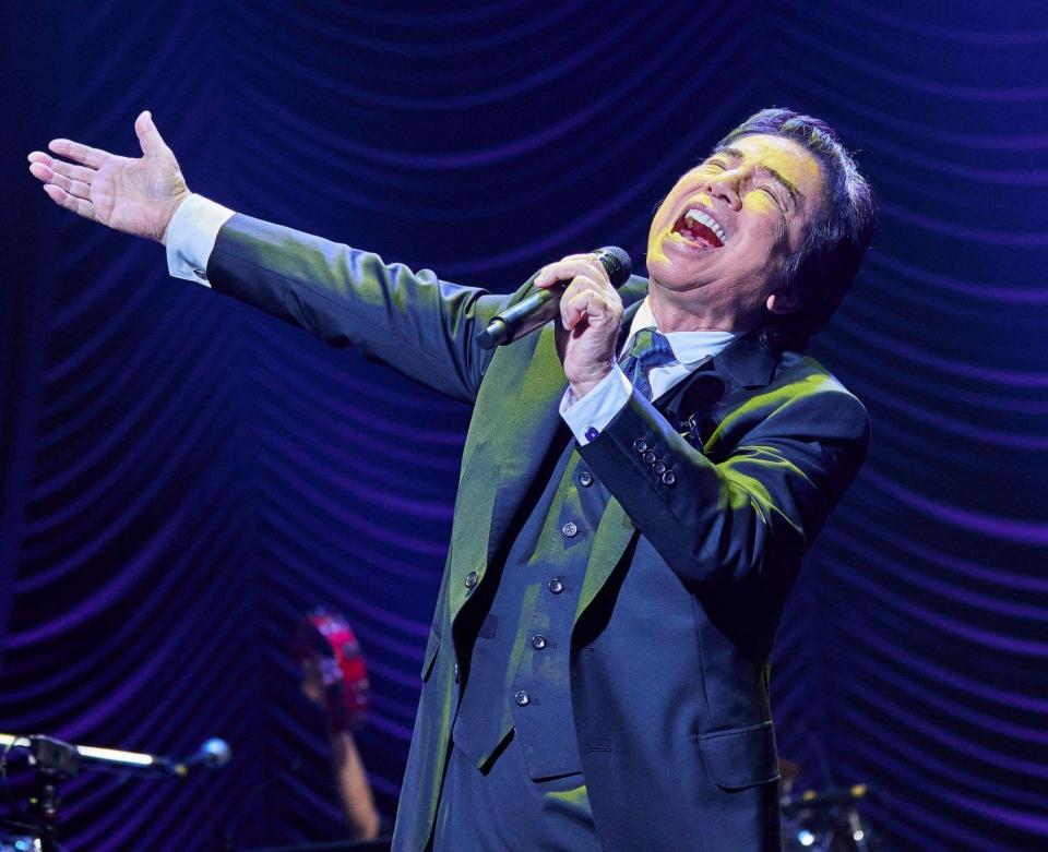 　６０周年コンサートで熱唱する布施明