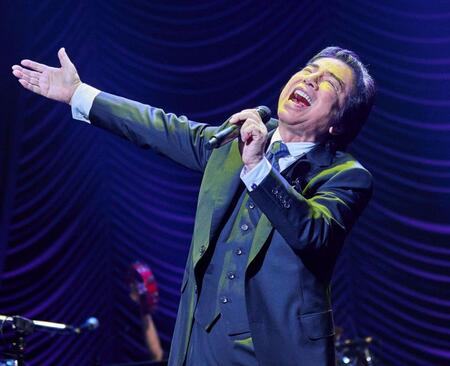 　６０周年コンサートで熱唱する布施明