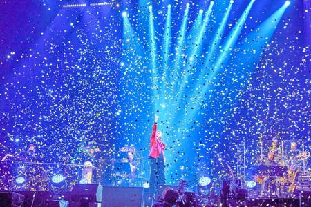 　６０周年コンサートのクライマックスで天をさし熱唱する布施明