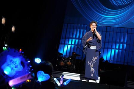 　演歌に特化したコンサートを行った辰巳ゆうと＝浅草公会堂