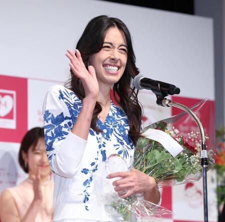 　ベストマザー賞を喜ぶ森泉（撮影・金田祐二）