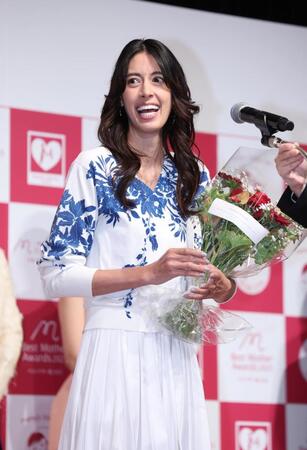 　ベストマザー賞を喜ぶ森泉（撮影・金田祐二）