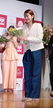 　ベストマザー賞の高橋礼華氏（撮影・金田祐二）